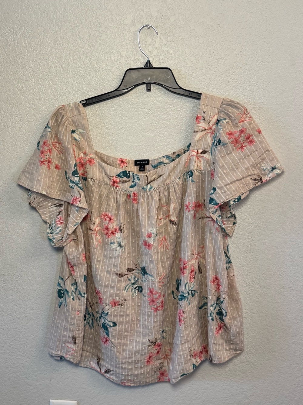 Torrid Size 3 (3X) Clip Jacquard Square Neck Flutter Sleeve Top Floral Tan Pink